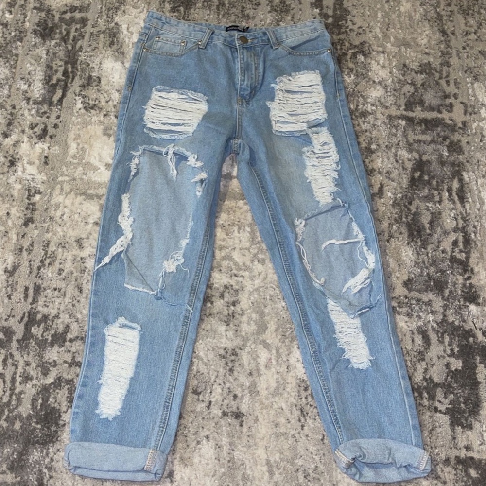 NEW RIPPED MOM JEANS